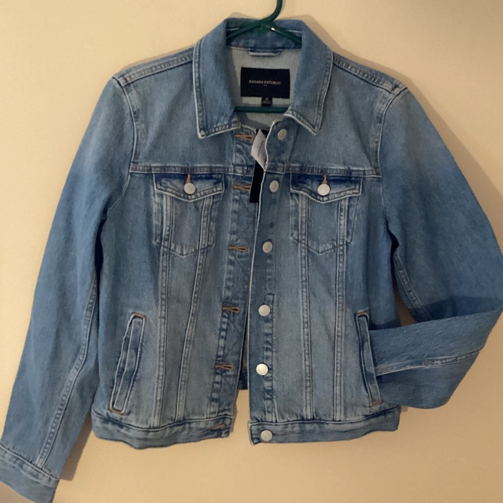 BANANA REPUBLIC SOFT 99% COTTON CLASSIC DENIUM JEAN JACKET IN MEDIUM WASH SIZE M
